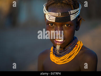 Tribù Dassanech ragazza con una piuma in mento, Omorate, Valle dell'Omo, Etiopia Foto Stock