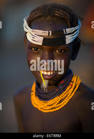 Tribù Dassanech ragazza con una piuma in mento, Omorate, Valle dell'Omo, Etiopia Foto Stock