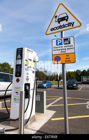 Un Ecotricity veicolo elettrico punto di ricarica a bordo Woolley servizi sulla M1 in direzione nord a Wakefield, West Yorkshire, Regno Unito. Foto Stock