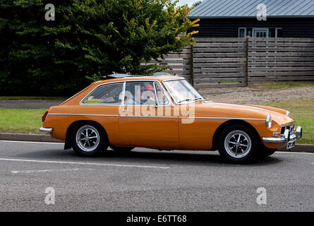 MGB GT auto su Fosse Way road, Warwickshire, Regno Unito Foto Stock