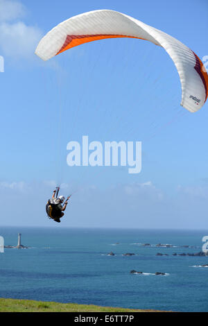 Pleinmont, Guernsey, Isole del Canale. Il 31 agosto 2014. Gli appassionati di parapendio da Guernsey godendo il sole e 12/13mph si snoda sul promontorio Pleinmont per mettere in pratica la loro passione per il parapendio e per ottenere splendide vedute di Les Hanois Faro. Inoltre il bel tempo è previsto per il resto della settimana. Credito: Robert Smith/Alamy Live News Foto Stock