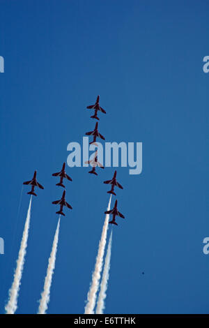 Bournemouth Dorset, England Regno Unito 31 agosto 2014. Ultimo giorno del Bournemouth Air Festival - parcheggi pieni, caldo e soleggiato con cieli blu significa migliaia gregge a Bournemouth Beach per vedere l'azione. Le frecce rosse in volo - otto battenti come la moglie del nono pilota è in lavoro. Credito: Carolyn Jenkins/Alamy Live News Foto Stock