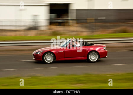Masda S2000 convertibile auto sportive che viaggia lungo il Kingsway West a doppia carreggiata a Dundee, Regno Unito Foto Stock