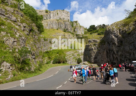 I turisti che giungono a Cheddar Gorge nel Somerset, Inghilterra. Foto Stock