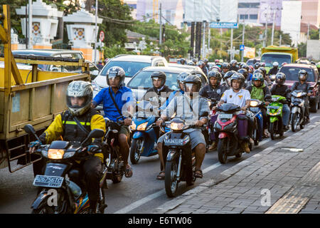 Yogyakarta, Java, Indonesia. Traffico di sera, Jl. Laksda Adisucipto Street. Foto Stock