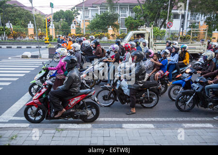 Yogyakarta, Java, Indonesia. Pomeriggio Il traffico su Jl. Laksda Adisucipto Street. Foto Stock