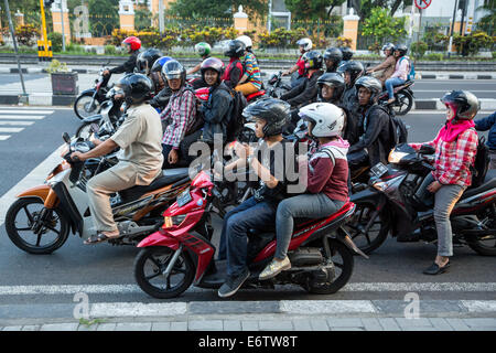 Yogyakarta, Java, Indonesia. Pomeriggio Il traffico su Jl. Laksda Adisucipto Street. Foto Stock