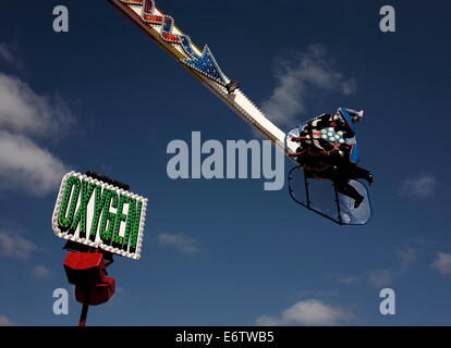 AJAXNETPHOTO. 14 LUGLIO 2013. WORTHING, INGHILTERRA. - ENJOYNG UN GIRO SU UNA FIERA DI DIVERTIMENTO SUL MARE. FOTO: JONATHAN EASTLAND/AJAX RIF:132007 120195 Foto Stock