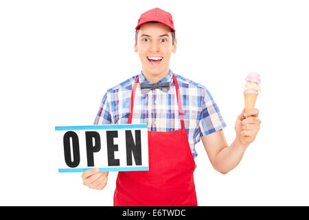 Emozionato ice cream vendor tenendo un segno aperto Foto Stock