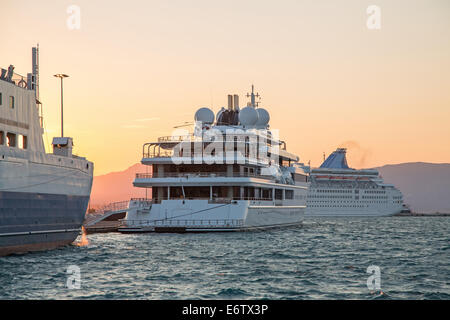 Grande lusso super o mega yacht a motore in serata sul tramonto. Foto Stock