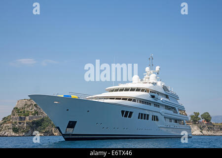 Grande lusso super o mega yacht a motore nel blu oceano. Foto Stock