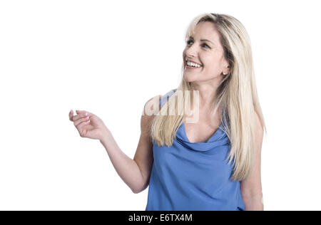 Ritratto di una bellissima mezza età imprenditrice isolato presentando con mano. Foto Stock