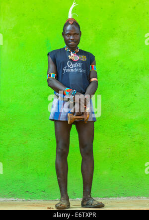 Hamer Tribe Uomo con un Barcelona Football Shirt, Key Afer, Valle dell'Omo, Etiopia Foto Stock