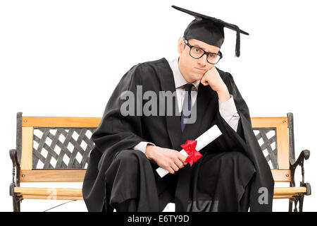 Arrabbiato college graduate in possesso di un diploma Foto Stock