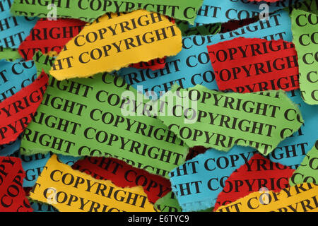 Frammenti di carta colorata con la parola "Copyright". Concetto di diritto d'autore. Primo piano. Foto Stock