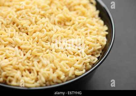 Materie Minestrone di pasta in una ciotola nero su sfondo nero. Close-up. Foto Stock