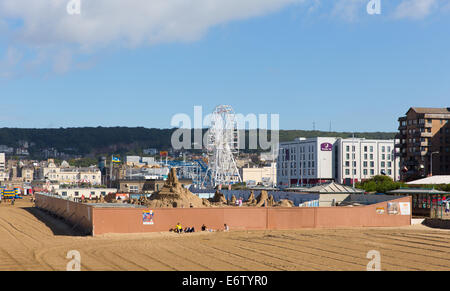 Attrazioni turistiche Weston-super-Mare la scultura di sabbia e la grande ruota sulla soleggiata giornata estiva con cielo blu Foto Stock