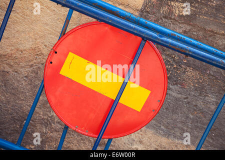 Rosso rotondo firmare alcuna voce su blu barriera stradale Foto Stock