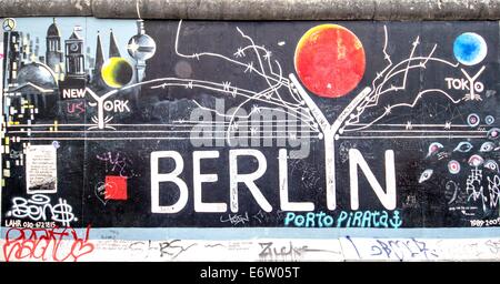 Berlino - 24 agosto 2014 : La East Side Gallery è la più grande galleria d'arte a cielo aperto in tutto il mondo. Questo pezzo di muro mostra le lettere di Berlino con i punti di riferimento della città. Foto Stock