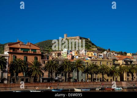 Vista sul borgo medioevale di Bosa con castello in Sardegna in Italia Foto Stock