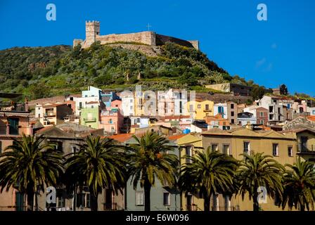 Vista sul borgo medioevale di Bosa con castello in Sardegna in Italia Foto Stock