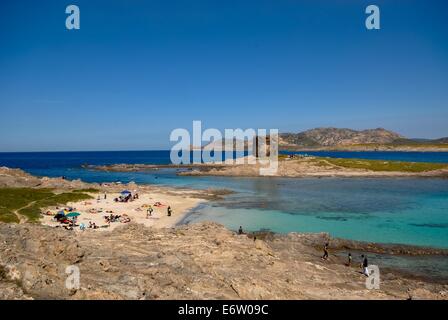 Spiaggia e mare blu cristallino a Spiaggia Spiaggia sulla Sardegna in Italia Foto Stock