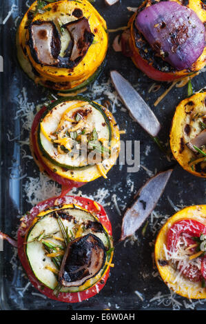 Verdure fresche dal giardino grigliati in rainbow towers Foto Stock