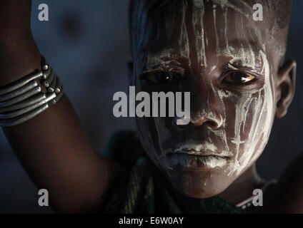 Dipinto di bianco volto del giovane ragazzo dei Mursi, grandine Wuha Village, Etiopia Foto Stock