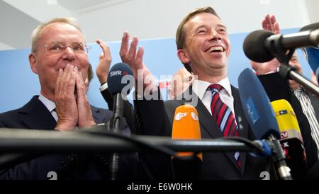 Berlino, Germania. 31 Agosto, 2014. Hans-Olaf Henkel (L AFD - Alternativa per la Germania) e presidente federale di AfD, Bernd Lucke, di allegria durante l'AfD elezione delle parti in occasione della Sassonia alle elezioni statali di Berlino, Germania, 31 agosto 2014. Foto: Daniel Naupold/dpa/Alamy Live News Foto Stock