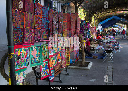 Strada mercato artigianale presso il Paseo Esteban Huertas di Las Bóvedas, Casco Antiguo, Panama City, Panama. Foto Stock