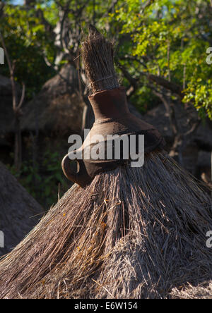 Tribù Konso case tradizionali con pentole sulla parte superiore, Konso, Valle dell'Omo, Etiopia Foto Stock