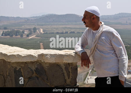 Alture del Golan, Israele. 31 Agosto, 2014. Un Drusi Golan viste residenti della città siriana di Quneitra dal lato Israeliano del confine della zona dove Jabat anteriore Al-Nusra rapito più di due dozzine di peacekeepers delle Nazioni Unite. Credito: Nir Alon/Alamy Live News Foto Stock