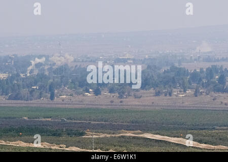 Alture del Golan, Israele. 31 Agosto, 2014. Due gusci di artiglieria ha colpito la città siriana di Quneitra, licenziato dall'esercito siriano a posizioni ormai sotto il controllo di Jabat Al-Nusra anteriore nella zona in cui essi, Jabat Al-Nusra, rapito più di due dozzine di peacekeepers delle Nazioni Unite. Credito: Nir Alon/Alamy Live News Foto Stock