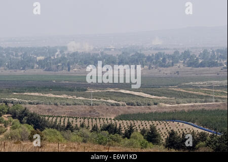 Alture del Golan, Israele. 31 Agosto, 2014. Due gusci di artiglieria ha colpito la città siriana di Quneitra, licenziato dall'esercito siriano a posizioni ormai sotto il controllo di Jabat Al-Nusra anteriore nella zona in cui essi, Jabat Al-Nusra, rapito più di due dozzine di peacekeepers delle Nazioni Unite. Credito: Nir Alon/Alamy Live News Foto Stock