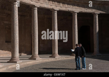 Palazzo di Carlo V -16secolo, cortile e turisti, l'Alhambra di Granada, regione dell'Andalusia, Spagna, Europa Foto Stock