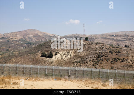 Alture del Golan, Israele. 31 Agosto, 2014. Il siriano - frontiera israeliana corre recinzione adiacenti ai Drusi città di Majdal Shams delle alture del Golan. La posizione è noto come "l'gridando Hill' e attratto i drusi da entrambi i lati del confine per "converse' oltre il confine con la famiglia e gli amici, sotto l'occhio vigile di un ONU posizione militare, prima dell'età di Internet. Credito: Nir Alon/Alamy Live News Foto Stock