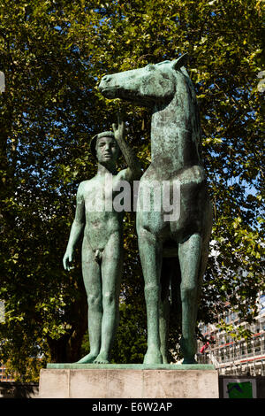 'Mann mit Pferd' statua sulle rive del fiume Leine, Hannover, Germania Foto Stock