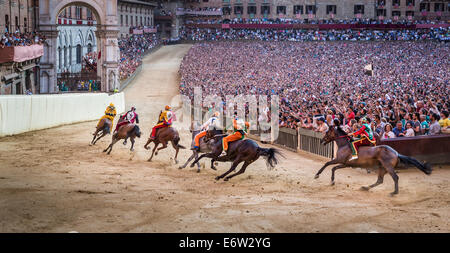 Il Palio di Siena corsa di cavalli sulla Piazza del Campo a Siena, Toscana, Italia Foto Stock