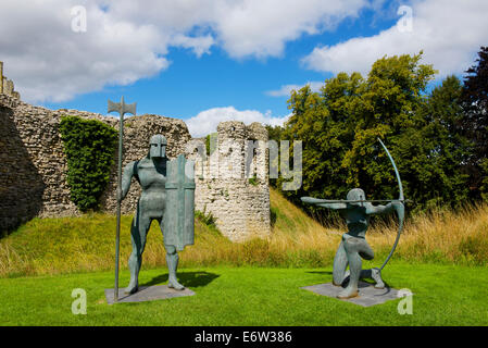 Warrior sculture - difensori - al di fuori del castello, Helmsley, North Yorkshire, Inghilterra, Regno Unito Foto Stock