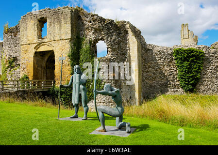 Warrior sculture - difensori - al di fuori del castello, Helmsley, North Yorkshire, Inghilterra, Regno Unito Foto Stock