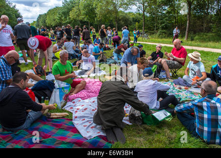 Parigi, Francia, grande folla francese, ONG LGBT, picnic nel Parco Urbano "Parc de Vincennes", persone che condividono il cibo Foto Stock
