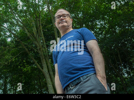 Parigi, Francia, Ritratto uomo anziano in piedi nel Parco, angolo basso, indossare T-shirt, Foto Stock