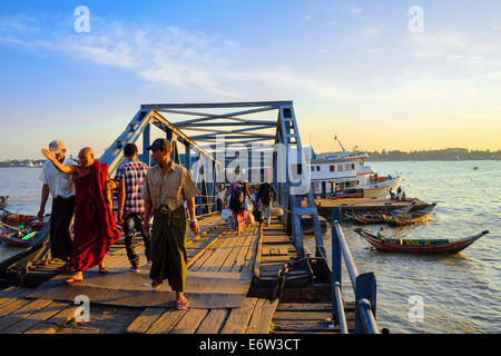 Presso il molo, Yangon, Myanmar, Asia Foto Stock