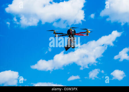 Hexacopter con foto telecamera attaccata in volo Foto Stock