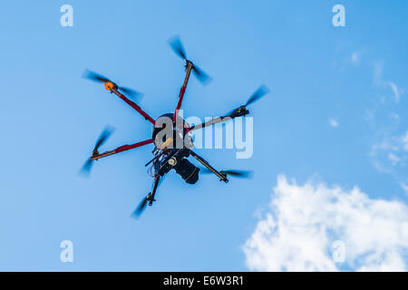 Hexacopter con foto telecamera attaccata in volo Foto Stock