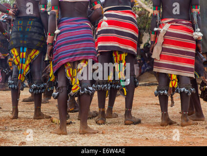 Tribù Bashada donne durante un toro Jumping cerimonia, Dimeka, Valle dell'Omo, Etiopia Foto Stock