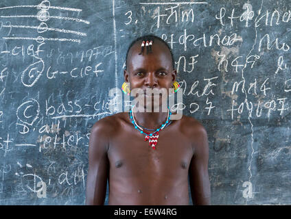 Hamer tribù Kid in una scuola, Turmi, Valle dell'Omo, Etiopia Foto Stock