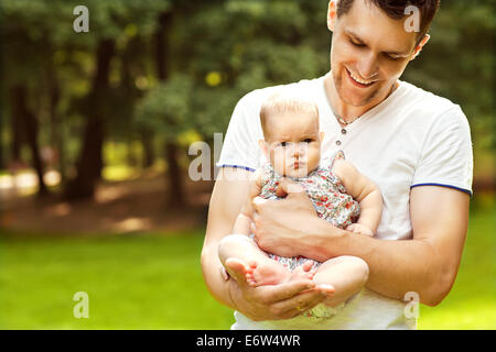 Papà e la bambina a giocare nel parco di lovedad e bambina a giocare nel parco di amore Foto Stock