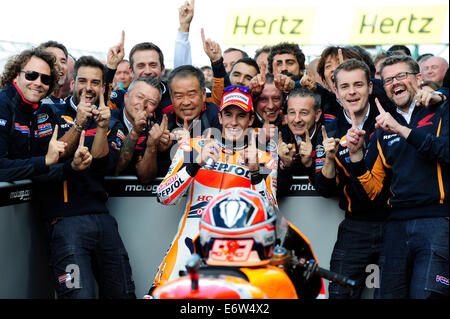 Silverstone, UK. 31 Agosto, 2014. MotoGP. British Grand Prix. Marc Marquez (Repsol Honda) dopo la gara. Credito: Azione Sport Plus/Alamy Live News Foto Stock