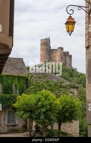 Un giorno d'estate in La Bastide di Najac Najac con castello in background Foto Stock